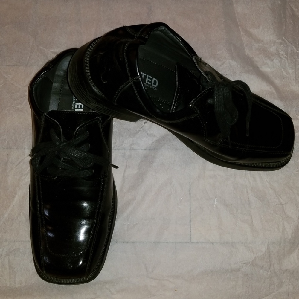 MEN'S UNLISTED KENNETH COLE SHOE SIZE 11M BLACK
